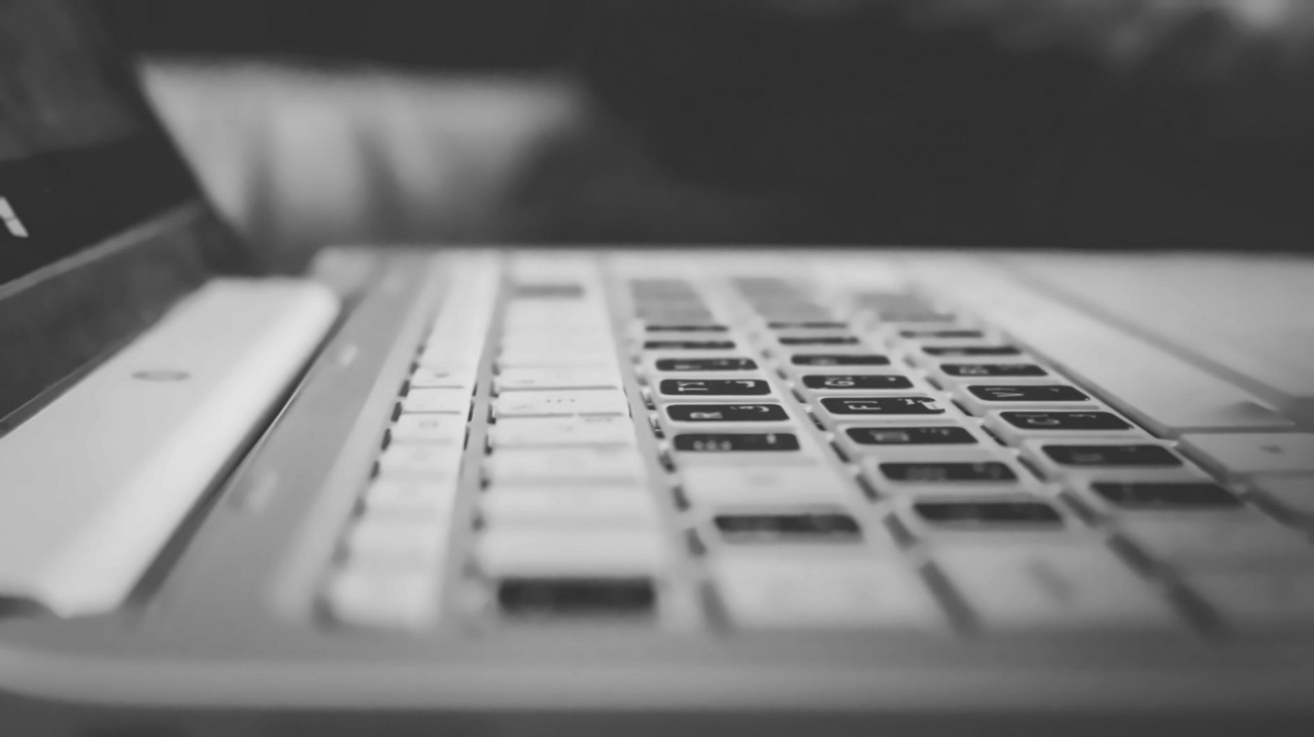 Espace de travail à domicile organisé avec équipement professionnel